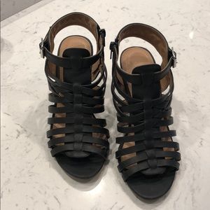 Report caged sandals